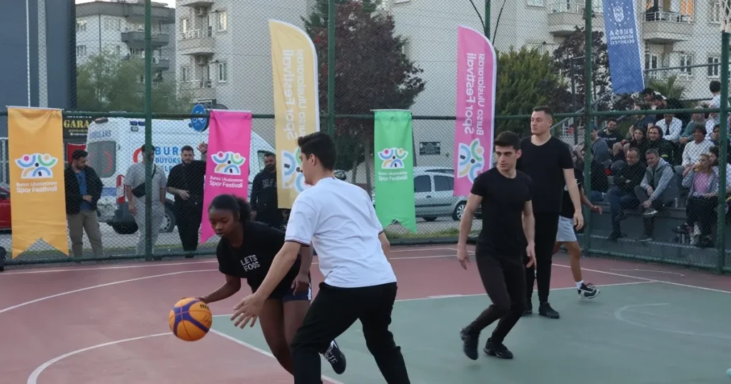 bursada-sokak-basketbolu-heyecani-JRR84hHy.webp
