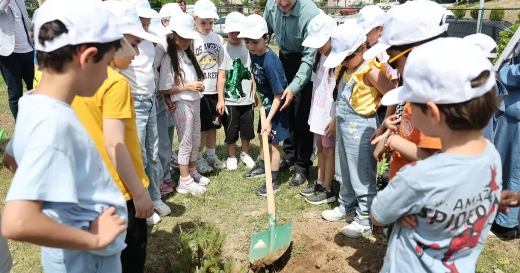 cayirovali-ogrenciler-birlikte-fidan-dikti-6iJdmBUa.webp