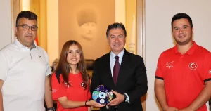 dunya-rekoru-kiran-okculardan-baskan-arasa-ziyaret-M6pPPvxe.webp
