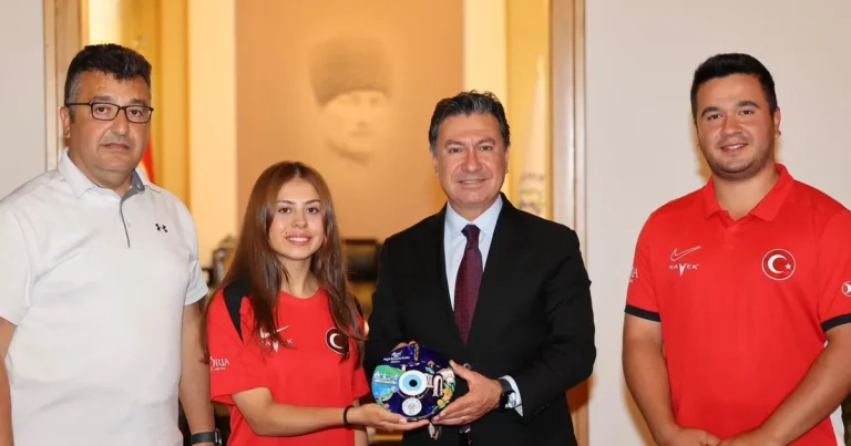 dunya-rekoru-kiran-okculardan-baskan-arasa-ziyaret-M6pPPvxe.webp