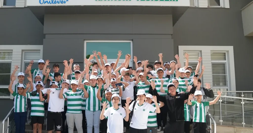 karatayli-cocuklar-konyaspor-antrenmanini-izledi-CGwaRy5j.webp