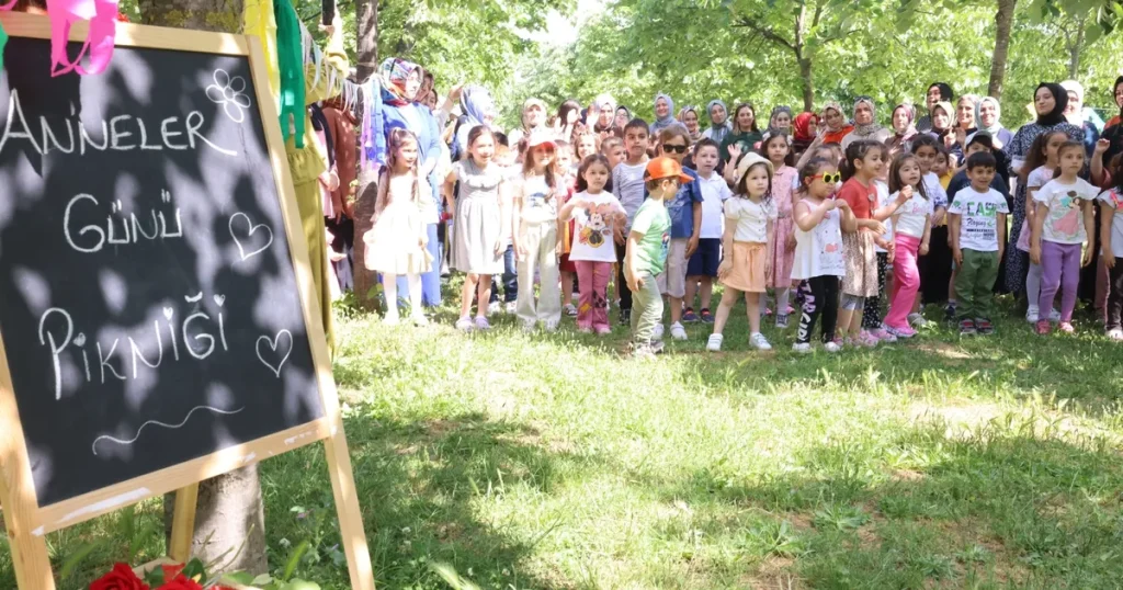 kocaeli-cayirova-cocuk-kuluplerinde-annelere-ozel-etkinlik-2ZAOZuJy.webp