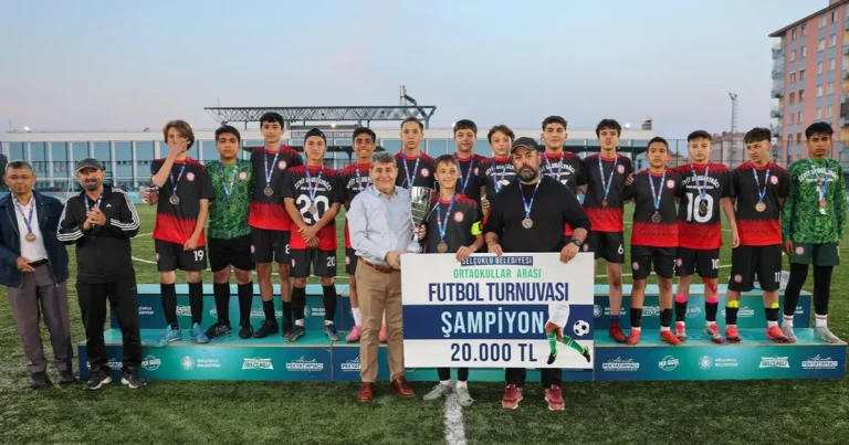 konya-selcukluda-ortaokullarin-futbol-heyecani-APXL5QBH.webp