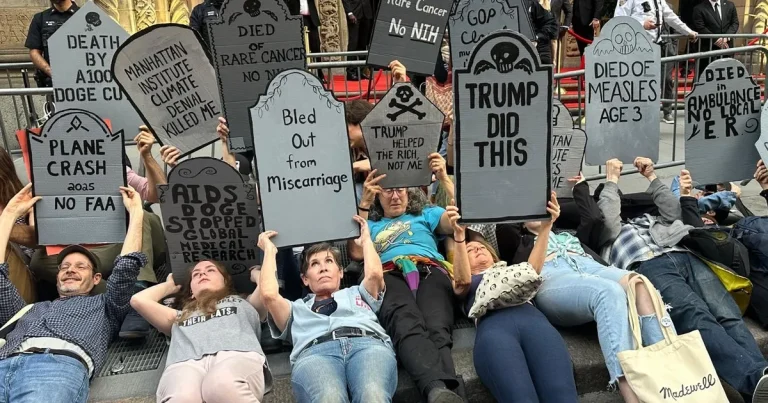 manhattanda-milyarder-galasina-protesto-soku-VeTxLf8G.webp