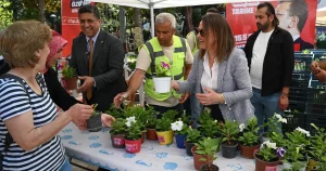 manisali-annelere-binlerce-cicek-dagitildi-d4DzARZA.webp