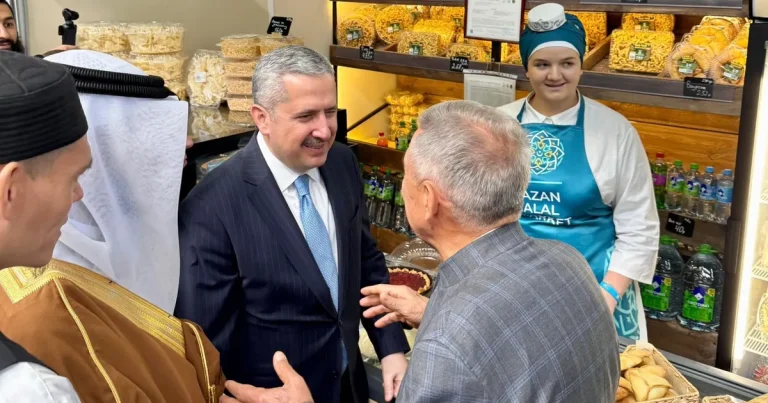 ticaret-bakan-yardimcisi-kazan-helal-market-fuarinda-PSbdBSd8.webp